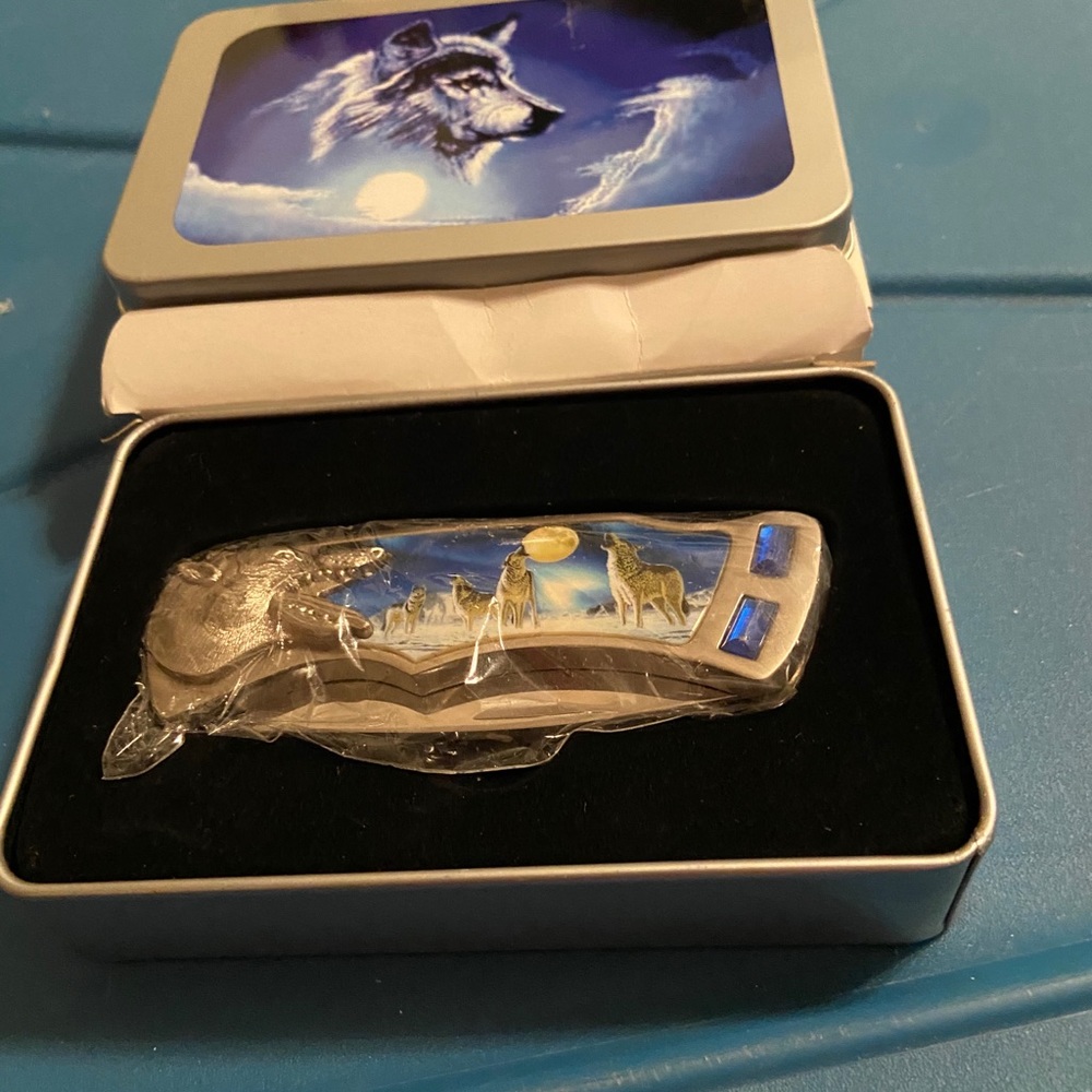 NIB collector Wolf knife in tin